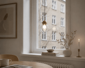 Barba Ø15 Transparent/Kupfer fensterlampe Von Lampan - Die Oberseite in Kupferoptik verleiht der Leuchte eine warme und elegante Note und hebt den Gesamteindruck hervor.
