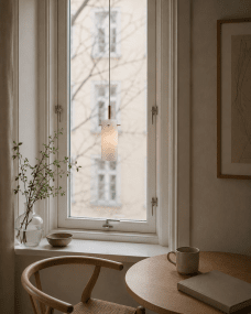 Cilinda Ø7 Messing/Weiß fensterlampe Von Nordic Lighting - Cilinda ist eine zeitlose Fensterlampe mit elegantem Design.