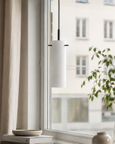 Cilinda Ø7 Schwarz und Weiß fensterlampe Von Nordic Lighting - Cilinda ist eine zeitlose Fensterlampe mit stilvollem Design.