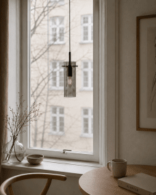 Cilinda Ø7 Schwarz/Rauchig fensterlampe Von Nordic Lighting - Cilinda ist eine zeitlose Fensterlampe mit elegantem Design.