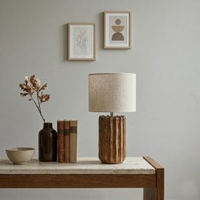 Flint 33cm Braun tischlampe Von Cottex - Die Leuchte wird mit einem 1,5 m langen Kabel, einem Netzschalter und einem Netzstecker geliefert.
