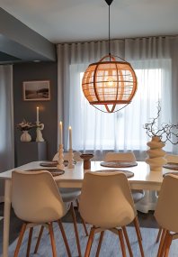 Borneo Ø50 Natur hängelampe Von Aneta Lighting - Der handgefertigte Schirm filtert das Licht der Lichtquelle und verbreitet ein sanftes und angenehmes Licht im Raum.