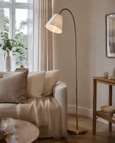 Uno Antikmessing stehlampe Von Lampan - Der wei&szlig;e Leinenschirm spendet ein sanftes und angenehmes Licht und eignet sich perfekt als Leselampe neben dem Sofa oder als stimmungsvolle Beleuchtung im Schlafzimmer.
