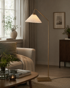 Nonna Antikmessing stehlampe Von Lampan - Der wei&szlig;e, plissierte Leinenschirm spendet ein sanftes und angenehmes Licht und eignet sich perfekt als Stimmungslicht oder Leselampe neben Sofa und Nachttisch.