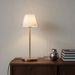 Gil 34cm Satiniertes Messing Von Herstal - Sie ist aus Metall mit einer Oberfl&auml;che aus satiniertem Messing gefertigt und verf&uuml;gt &uuml;ber einen wei&szlig;en Glasschirm, der ein sanftes und angenehmes Licht verbreitet.