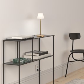 Gil 34cm Satiniertes Messing Von Herstal - Sie ist aus Metall mit einer Oberfläche aus satiniertem Messing gefertigt und verfügt über einen weißen Glasschirm, der ein sanftes und angenehmes Licht verbreitet.