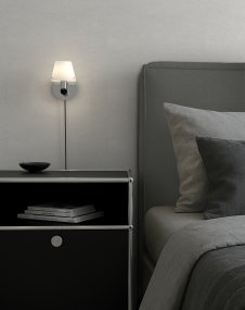 Gil Ø10 Chrom leselampe Von Herstal - Der Opalglasschirm sorgt f&uuml;r eine feine Lichtverteilung und verleiht Gil in Kombination mit dem Chromgestell Atmosph&auml;re, Pr&auml;senz und den charakteristischen Herstal-Ausdruck.