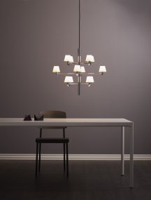 Gil Ø67 Chrom hängelampe Von Herstal - Sein modernes Design reflektiert Licht und Leben mit souver&auml;ner Eleganz durch die Opalglasschirme.