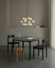 Gil Ø67 Messing hängelampe Von Herstal - Ob &uuml;ber dem Esstisch oder in einer ruhigen Ecke &ndash; Gil schafft Atmosph&auml;re und pr&auml;gt mit seinem Licht den Raum.