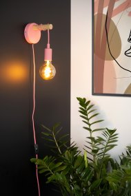 Pola Rosa kinderlampe Von Lucide - Sie eignet sich gleicherma&szlig;en als Nachtlicht f&uuml;r die Kleinsten, als Leselampe oder als verspieltes Deko-Element f&uuml;r &auml;ltere Kinder.