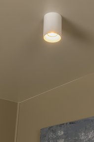 Gerti Weiß spotlight Von Lucide - Gerti ist ein stilvoller, wei&szlig;er Metallstrahler, der Ihrem Zuhause ein modernes und elegantes Flair verleiht.