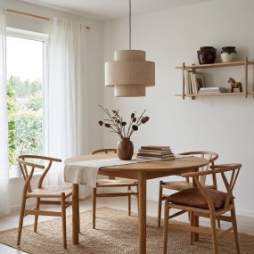 Hilma Ø40 Beige hängelampe Von Cottex - Der beigefarbene Stoff sorgt f&uuml;r eine warme und behagliche Atmosph&auml;re und macht Hilma vielseitig kombinierbar.
