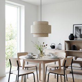 Hilma Ø55 Beige hängelampe Von Cottex - Der beigefarbene Stoff sorgt f&uuml;r eine warme und behagliche Atmosph&auml;re und macht Hilma vielseitig kombinierbar.