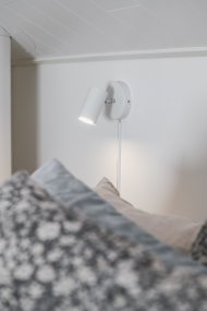 Marlina Weiß leselampe Von Trio Lighting - Der drehbare Strahler lässt sich ganz nach Bedarf ausrichten, die Wandplatte misst 12x12 cm.