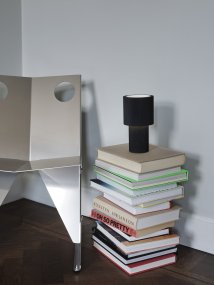 Iluma 22cm Schwarz tragbare Von Herstal - Ob ruhige Morgenstunden am Fenster oder Abendessen auf dem Balkon &ndash; sie ist immer griffbereit und sorgt f&uuml;r die richtige Atmosph&auml;re.