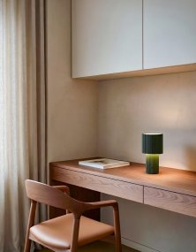 Iluma 22cm Olivgrün tragbare Von Herstal - Ob ruhige Morgenstunden am Fenster oder Abendessen auf dem Balkon &ndash; sie ist immer griffbereit und sorgt f&uuml;r die richtige Atmosph&auml;re.