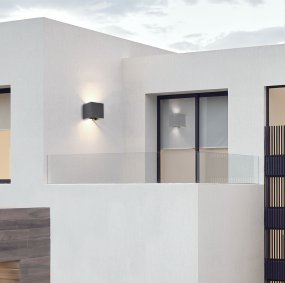 Fulton Schwarz außenlampe Von Maytoni - Fulton ist eine ausgezeichnete Wahl für alle, die eine stilvolle und funktionale Beleuchtung suchen, die den Raum aufwertet, ohne ihn zu dominieren.