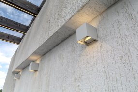 Fulton Weiß außenlampe Von Maytoni - Fulton ist eine ausgezeichnete Wahl für alle, die eine stilvolle und funktionale Beleuchtung suchen, die den Raum aufwertet, ohne ihn zu dominieren.