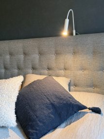 Artic Flex Weiß leselampe Von Aneta Lighting - Sie verf&uuml;gt &uuml;ber eine integrierte LED-Lichtquelle mit Dimmfunktion, die leicht zug&auml;nglich am Lampenkopf angebracht ist.