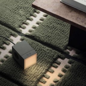 LAMP 1 - EU Grün Von Avolt - Diese praktische kleine Lampe wird direkt an die Steckdose (230 V) angeschlossen und eignet sich perfekt als Nachtlicht oder Stimmungslicht im Flur, Schlafzimmer oder anderen R&auml;umen, in denen Sie ein sanftes Licht w&uuml;nschen.