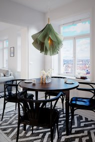 Juliette Ø75 Grün hängelampe Von By Rydéns - Dank ihrer einzigartigen Form und der eleganten Details ist Juliette eine ausgezeichnete Wahl f&uuml;r alle, die eine Deckenleuchte suchen, die sowohl sch&ouml;n ist als auch die richtige Atmosph&auml;re im Raum vermittelt.