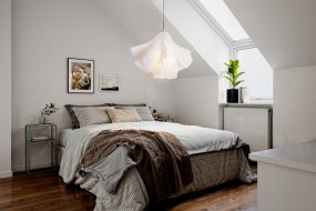 Juliette Ø75 Weiß hängelampe Von By Rydéns - Dank ihrer einzigartigen Form und der eleganten Details ist Juliette eine ausgezeichnete Wahl f&uuml;r alle, die eine Deckenleuchte suchen, die sowohl sch&ouml;n ist als auch die richtige Atmosph&auml;re im Raum vermittelt.