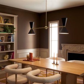 Phix 130cm Schwarz/Bronze Von Elstead Lighting - Sie verf&uuml;gt &uuml;ber zwei Schirme pro Seite, die jeweils nach oben und unten strahlen und so ein effektvolles Lichtbild erzeugen.