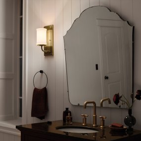 Vetivene 30cm Messing Von Elstead Lighting - Vetivene kann mit dem Glas nach oben oder unten montiert werden, was Flexibilit&auml;t bietet und sie beispielsweise perfekt f&uuml;r den Badezimmerspiegel macht.