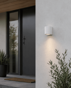 Tor Single Weiß außenlampe Von Lampan - Lampan lyser fint ner p&aring; v&auml;ggen och skapar en h&auml;rlig atmosf&auml;r.