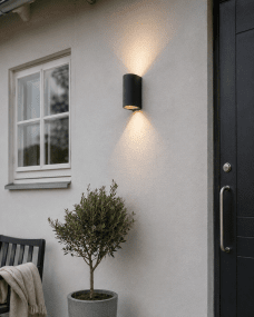Tor Duo Anthrazit außenlampe Von Lampan - Lampan lyser fint ner och upp p&aring; v&auml;ggen och skapar en h&auml;rlig atmosf&auml;r.