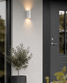 Tor Duo Weiß außenlampe Von Lampan - Lampan lyser fint ner och upp p&aring; v&auml;ggen och skapar en h&auml;rlig atmosf&auml;r.