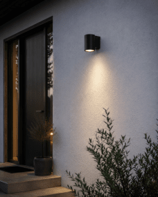 Oden Single Schwarz außenlampe Von Lampan - Lampan lyser fint ner p&aring; v&auml;ggen och skapar en h&auml;rlig atmosf&auml;r.