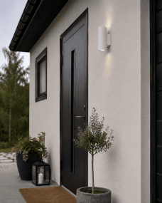 Oden Duo Weiß außenlampe Von Lampan - Lampan lyser fint b&aring;de upp och ner p&aring; v&auml;ggen.