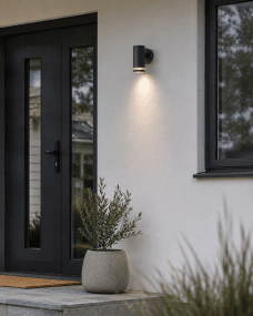 Cylinder Anthrazit außenlampe Von Lampan - Lampan lyser fint ner p&aring; v&auml;ggen och skapar en h&auml;rlig atmosf&auml;r.
