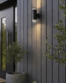 Cylinder Duo Schwarz außenlampe Von Lampan - Lampan lyser fint b&aring;de upp och ner p&aring; v&auml;ggen.