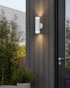 Cylinder Duo Weiß außenlampe Von Lampan - Lampan lyser fint b&aring;de upp och ner p&aring; v&auml;ggen.