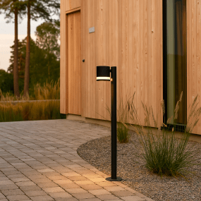 Karlshamn 80cm Schwarz pollarleuchten Von Nordic Lighting - Ideal f&uuml;r den Einsatz am Eingang, entlang der Fassade oder als dekorative Beleuchtung im Garten.