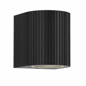 Freja Single Schwarz außenlampe Von Lampan - Freja passt perfekt an den Eingangsbereich, die Garageneinfahrt oder die Terrasse und wird so zum funktionalen und zugleich dekorativen Element.