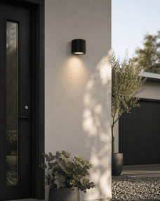 Freja Single Schwarz außenlampe Von Lampan - Freja passt perfekt an den Eingangsbereich, die Garageneinfahrt oder die Terrasse und wird so zum funktionalen und zugleich dekorativen Element.