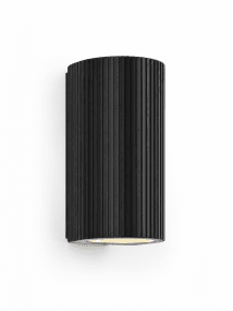 Freja Duo Schwarz außenlampe Von Lampan - Freja passt perfekt an den Eingang, die Garageneinfahrt oder die Terrasse und wird so zu einem funktionalen und zugleich dekorativen Element.