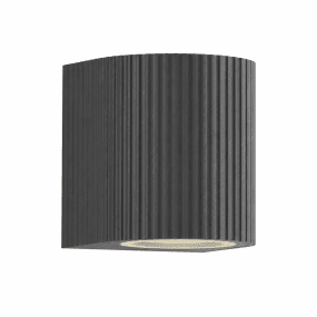 Freja Single Anthrazit außenlampe Von Lampan - Freja passt perfekt an den Eingangsbereich, die Garageneinfahrt oder die Terrasse und wird so zum funktionalen und zugleich dekorativen Element.