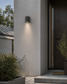 Freja Single Anthrazit außenlampe Von Lampan - Freja passt perfekt an den Eingangsbereich, die Garageneinfahrt oder die Terrasse und wird so zum funktionalen und zugleich dekorativen Element.