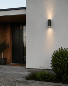 Freja Duo Anthrazit außenlampe Von Lampan - Freja passt perfekt an den Eingang, die Garageneinfahrt oder die Terrasse und wird so zu einem funktionalen und zugleich dekorativen Element.