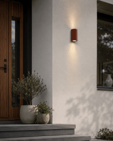 Freja Duo Rost außenlampe Von Lampan - Freja passt perfekt an den Eingang, die Garageneinfahrt oder die Terrasse und wird so zu einem funktionalen und zugleich dekorativen Element.