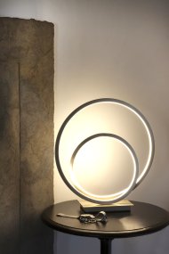 Loop 37cm Stahl Von Aneta Lighting - Integrierte 14W LED, dimmbar über einen 3-Stufen-Dimmer am Lampensockel.