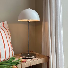 Lago 55cm Chrom tragbare Von Dyberg Larsen - Den kan anv&auml;ndas b&aring;de inomhus och utomhus och har en batteritid p&aring; upp till &aring;tta timmar per laddning.