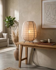 Delino Beige stehlampe Von By Rydéns - Der Rahmen aus Eschenholz und die dekorativen Rattan-Details verleihen der Leuchte eine warme und harmonische Ausstrahlung.