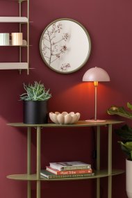 Bonnet 40cm Rosa Von Leitmotiv - Der puderrosa Schirm und die eleganten Messingdetails verleihen ihr einen stilvollen und trendigen Look, w&auml;hrend die Leuchte ein warmes und angenehmes Licht verbreitet.