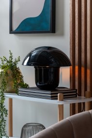 Mushroom 25cm Schwarz Von Leitmotiv - Ihre charakteristische Form und die glänzende, schwarz emaillierte Oberfläche verleihen ihr einen modernen und ausdrucksstarken Eindruck.