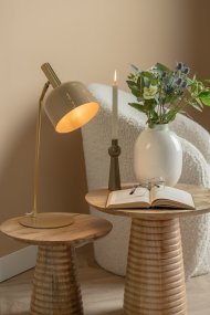 Smart 56cm Beige schreibtischlampe Von Leitmotiv - Die glänzende, emaillierte Oberfläche in einem sanften Beigeton und die eleganten Golddetails verleihen der Leuchte einen einzigartigen und attraktiven Look.